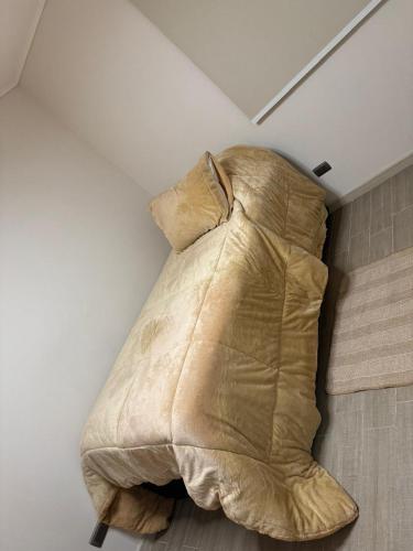 a large bed in the corner of a room at Departamento impecable en santa Augusta, Quintay - 6 personas in Quintay