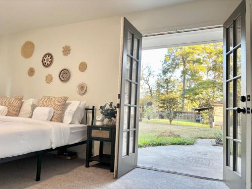 孔洛King Bed Suite in Conroe , Garage Available的一间卧室设有一张床和一个开放式门