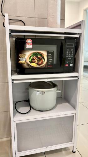 Kuchyň nebo kuchyňský kout v ubytování Condo Ioi City Mall Putrajaya, 3 & 2 Bedrooms, near to Hospital Serdang, UPM, Uniten