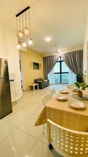 Posezení v ubytování Condo Ioi City Mall Putrajaya, 3 & 2 Bedrooms, near to Hospital Serdang, UPM, Uniten