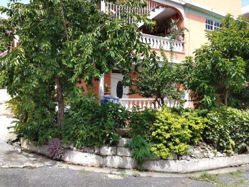 a building with trees and bushes in front of it at Family Vacation Rental in Jimmit in Mahaut