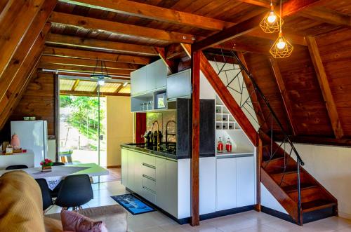 Dapur atau dapur kecil di Charmoso chale no campo com vista para a natureza