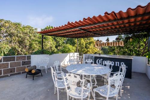a patio with a table and chairs under a pergola at Cozy House with Pool and 3 Bedrooms in Yautepec
