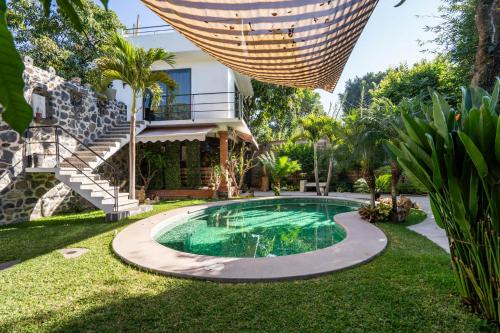 a swimming pool in the yard of a house at Cozy House with Pool and 3 Bedrooms in Yautepec