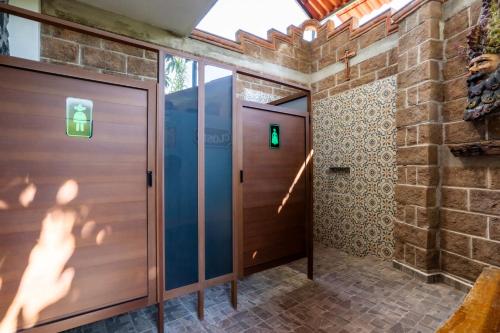 a door in a building with a green light at Cozy House with Pool and 3 Bedrooms in Yautepec