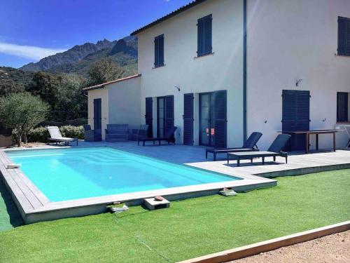 une piscine devant une maison dans l'établissement Belle villa Amanduli avec piscine, à Calenzana