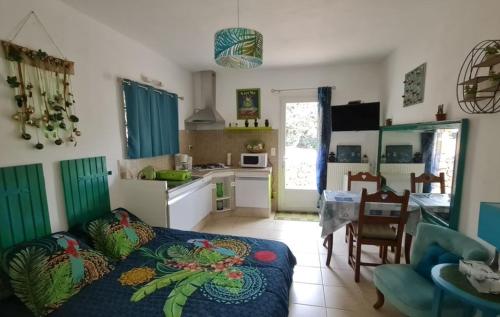 une cuisine et un salon avec un canapé et une table dans l'établissement Stu'Duo du Mas d'AS, à Tavernes
