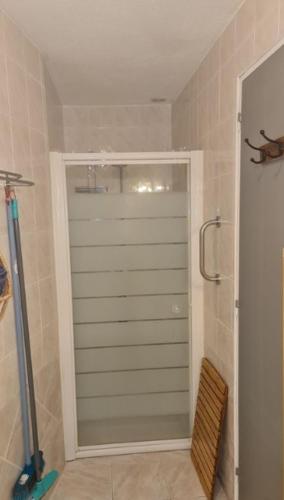 une cabine de douche dans une salle de bain avec une porte vitrée dans l'établissement Stu'Duo du Mas d'AS, à Tavernes