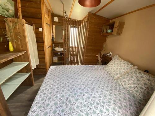 une chambre avec un lit dans une pièce dans l'établissement Confortable mobile home G15, à Gujan-Mestras