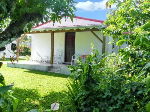 a cottage in the garden with a yard at Studio cosy à Capesterre Belle Eau 24 m² avec jardin privé in Capesterre-Belle-Eau