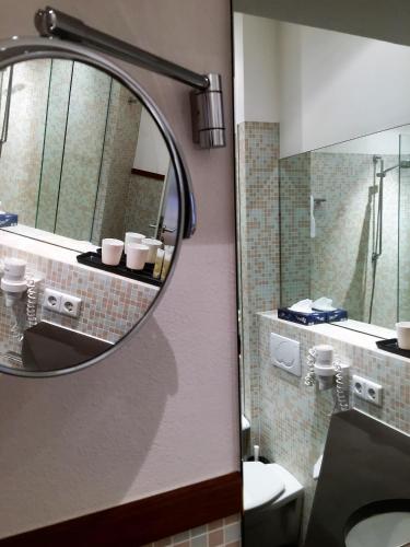 Bilik mandi di Hotel Zur Alten Brücke