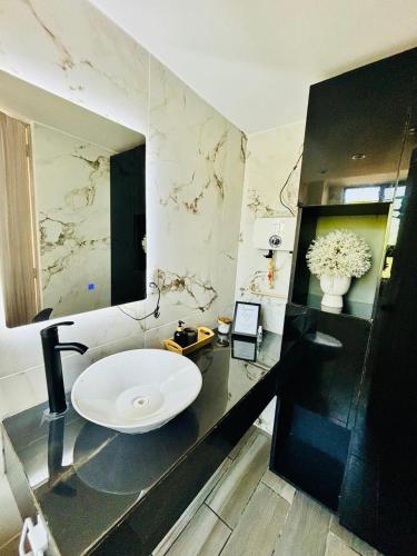 a bathroom with a sink and a mirror at SUITE INTI vista al mar in Acapulco