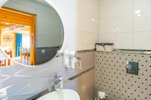 een badkamer met een spiegel en een toilet bij Topory Prestige House sauna & jacuzzi in Zakopane