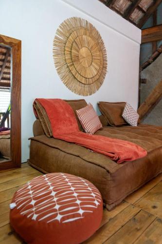 Ce lit se trouve dans un dortoir doté d'un ventilateur mural. dans l'établissement Feng Shui apartment in small farmhouse, à Griesheim-près-Molsheim