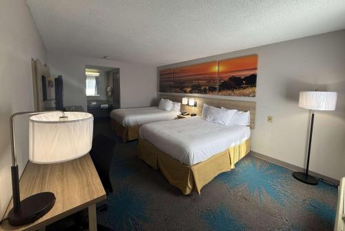 Una cama o camas en una habitación de Days Inn by Wyndham Hannibal