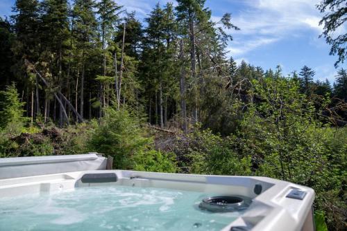 Фотография из галереи Hot tub, deck, fireplace, and more в городе Джуно