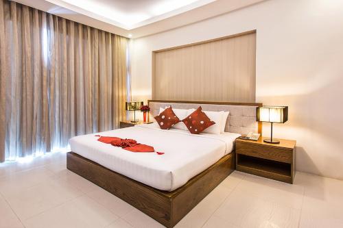 Giường trong phòng chung tại Valentine Hotel