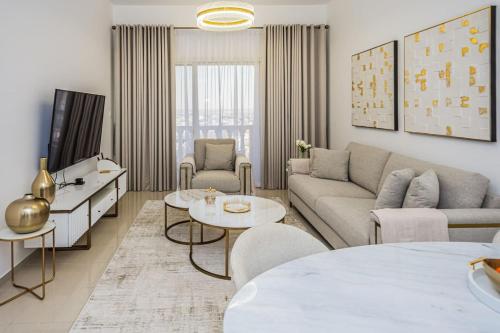 拉斯阿尔卡麦The Luxe Retreat的客厅里有一张沙发和一台电视