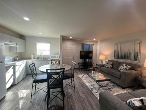Una cocina y una sala de estar con mesa y sillas. en Home Sweet Stay, en Clovis