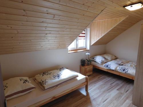 Un pat sau paturi într-o cameră la Apartamenty Polańczyk