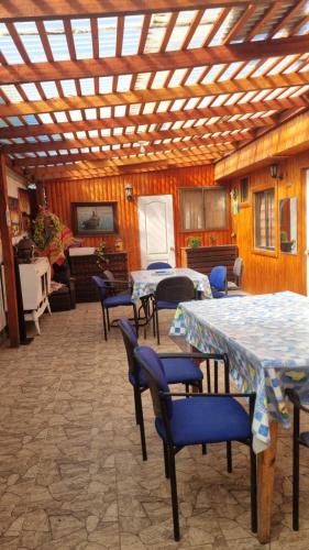 a room with tables and chairs and a ceiling at Alojamiento a pocos metros de la playa in Las Cruces