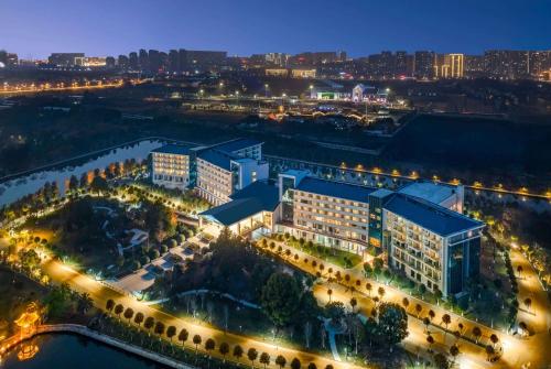 Pemandangan umum bagi Qianjiang atau pemandangan bandar yang diambil dari hotel