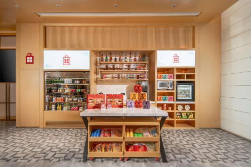 a store with a counter in the middle of a room at Hilton Garden Inn Xuzhou Pengcheng Square in Xuzhou