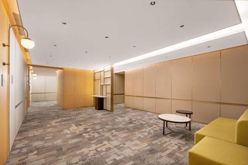 a waiting room with a couch and a table at Hilton Garden Inn Xuzhou Pengcheng Square in Xuzhou