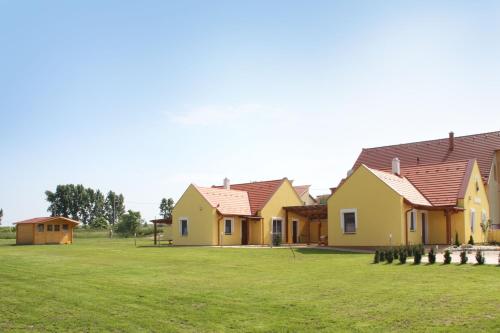 eine Reihe von Häusern auf einem Grasfeld in der Unterkunft BONI APARTMAN Hegykő in Hegykő