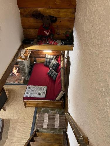 an overhead view of a small bed in a room at Petit Chalet in Eptalofos