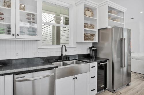 Köök või kööginurk majutusasutuses Available for Season! Seagrove Harbor 30A - Private Pool