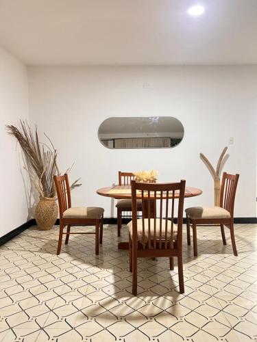 a dining room with a table and chairs at Habitación privada apartamento in Santa Marta