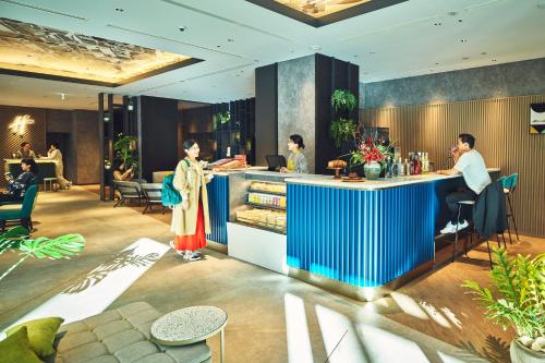 un ristorante con persone in piedi al bancone di Holiday Inn Kyoto Gojo a Kyoto