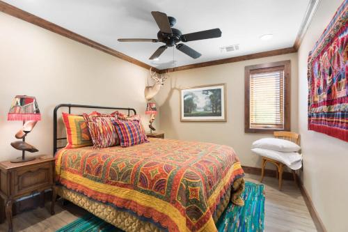 Ένα ή περισσότερα κρεβάτια σε δωμάτιο στο Hill Country Guest House - Rustic getaway