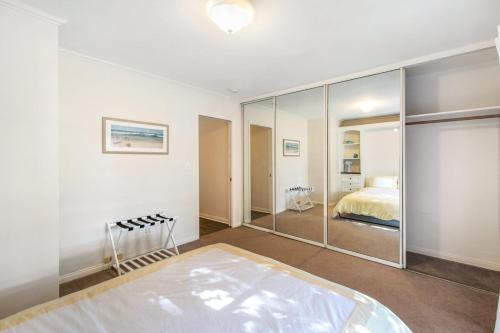 レドンドビーチにあるBeach Breeze Bungalow 1 Miles To Beach Cozyのベッドルーム1室(ベッド1台付)が備わります。