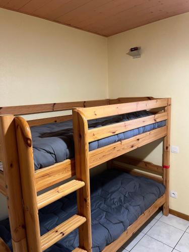 une chambre avec deux lits superposés dans une pièce dans l'établissement Gîte La Bresse 7 personnes, à La Bresse