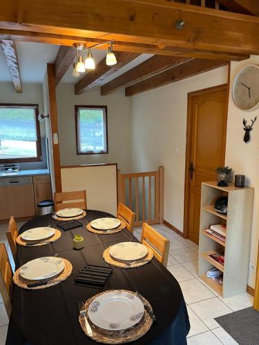 une salle à manger avec une table et des chaises noires dans l'établissement Gîte La Bresse 7 personnes, à La Bresse