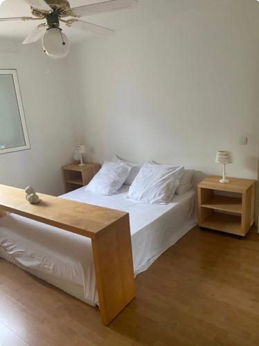 une chambre avec un lit et un ventilateur de plafond dans l'établissement Villa cosy 5km Cannes, à Pégomas