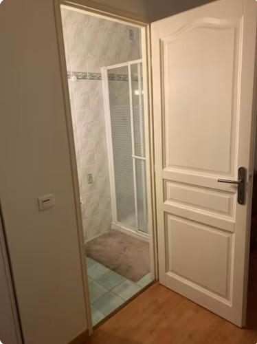 une salle de bain avec douche et porte vitrée dans l'établissement Villa cosy 5km Cannes, à Pégomas