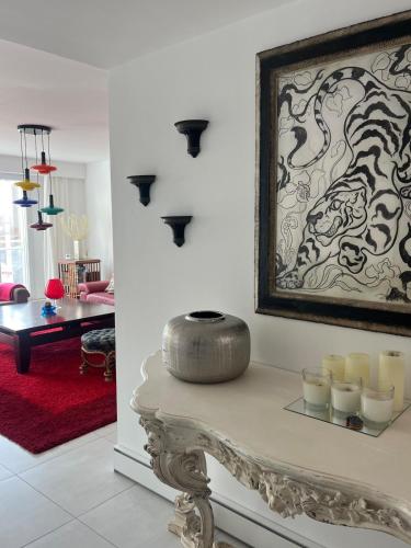 - un salon avec une table et des bougies dans l'établissement La Novèla, Maison de Village Rooftop, à Port-la-Nouvelle