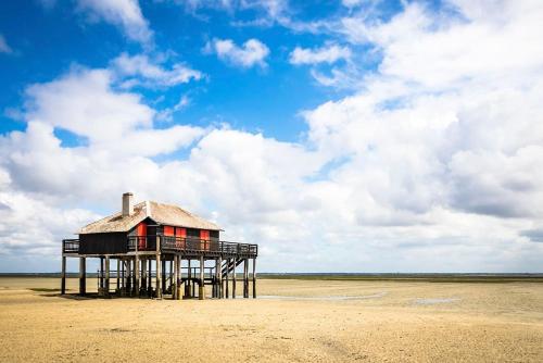 a wooden building on a beach on the beach at La perle du Bassin - Plage Pereire - Arcachon in Arcachon