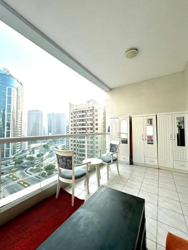 un balcone di un appartamento con vista sulla città di Bed in mixed room a Dubai