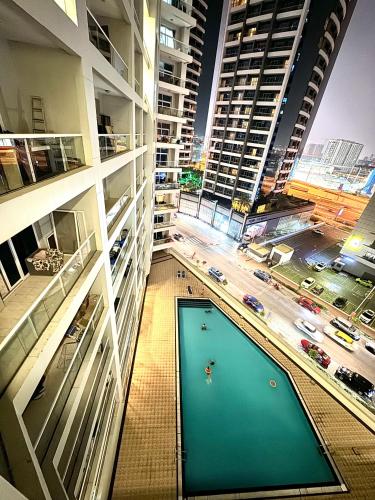 un edificio con piscina nel mezzo di una città di Bed in mixed room a Dubai