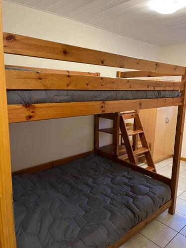 - un lit superposé avec une échelle dans une chambre dans l'établissement Les gites la Bresse 18 personnes, à La Bresse