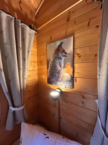 a picture of a fox in a bird house at Blockhaus Holzzeit im Bayerischen Wald in Stamsried