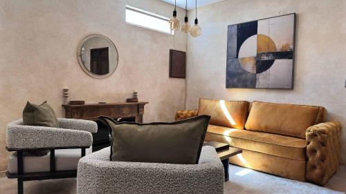 a living room with a couch and two chairs and a mirror at Hotel Pietro Santo in Santeagueda