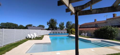 une piscine devant une maison dans l'établissement La Frapperie, à Beaurepaire