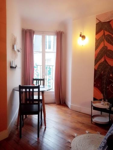 une salle à manger avec une table et une fenêtre dans l'établissement Bright loft in Montmartre, à Paris