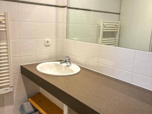 圣母贝莱克Bel appartement cosy 3 chambres à Notre-Dame-de-Bellecombe - FR-1-807-67的浴室里有洗手池和镜子