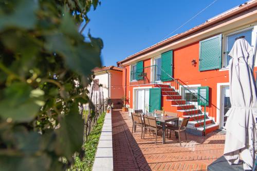 a building with a table and chairs in front of it at B&B La Volpe in Moneglia